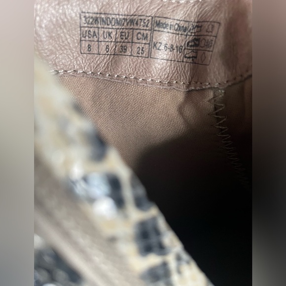 Vionic Size 8 Medium Leather Snakeskin Boots - Picture 5 of 6